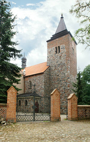 Widok na kościół w Kościelcu Kujawskim od strony wejścia