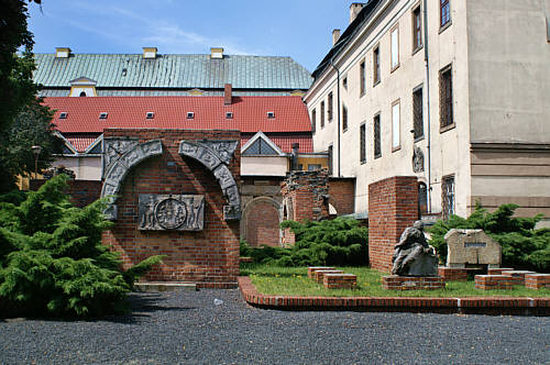 Lapidarium - miejsce gdzie eksponuje się  pozostałości zabytkowej architektury oraz rzeźb, jakie pozostały po dawnej Legnicy