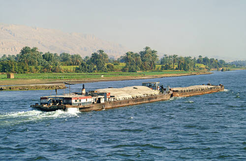 Widok ze statku rejsowego po Nilu