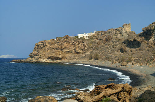 Sotjący na skale monastyr i mury zamkowe od strony plaży