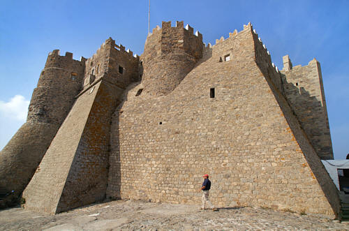 Groźnie wyglądajace mury klasztoru z XI wieku