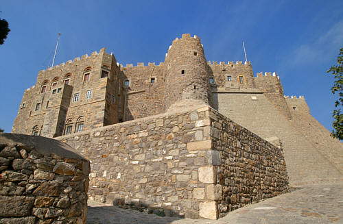 Potężne mury klasztoru