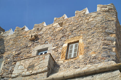 Zbliżenie na oblankowane mury klasztoru