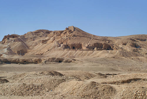 Góry otaczające świątynię, widać starożytne komory grobowe