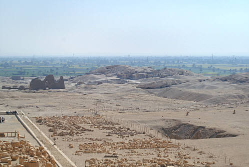 Widok ze świątyni Hatszpsut na resztki świątyni grobowej Mentuhotepa II
