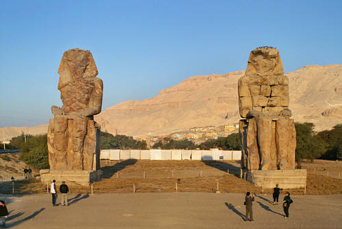 Kolosy Memnona w Tebach