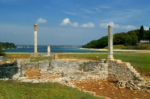 Zrujnowana wielkich rozmiarów rzymska willa w zatoce Adriatyku