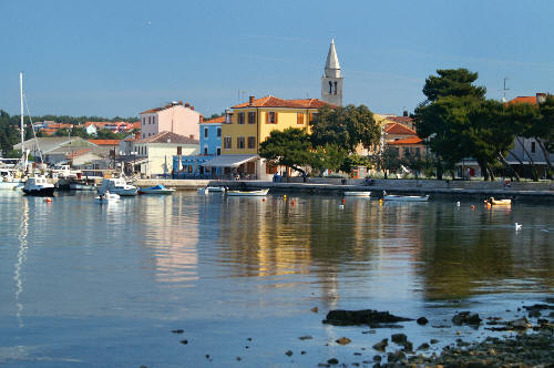 Miasteczko na Istrii, z którego wypływają statki na wyspy Brijuni 