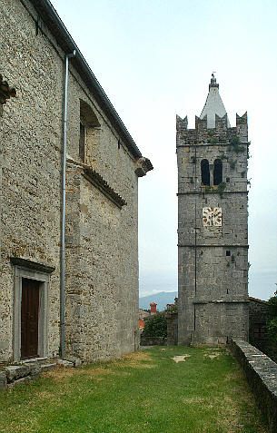 Mury kościoła miejskiego i dzwonnica