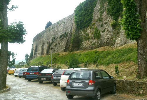 Średniowieczne mury obronne ze szkarpami