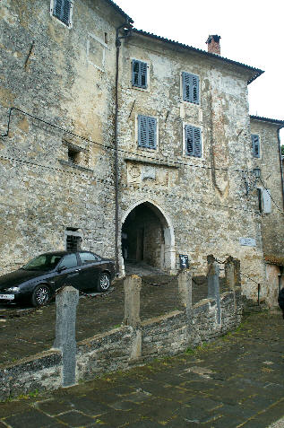 Właściwe wejście do starego miasta po przejściu renesansowej bramy