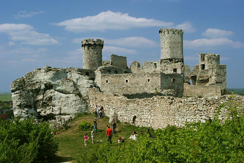 Wspaniełe ruiny XIV-wiecznego zamku. Widok zza murów od strony południowej