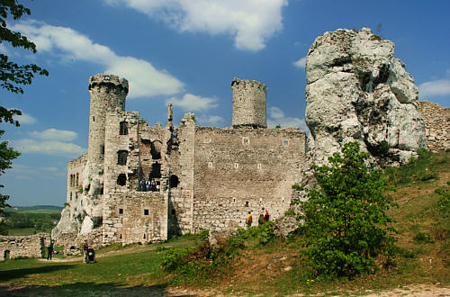 Widok od południa na zamek w Ogrodzieńcu