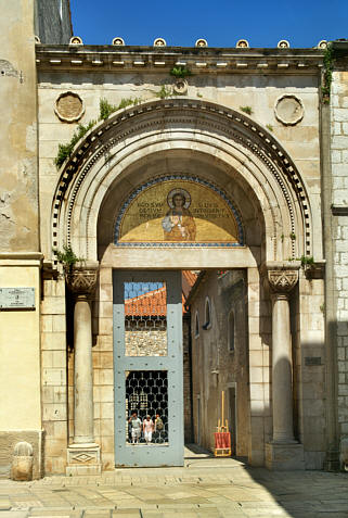 Brama bazyliki częściowo z VI wieku
