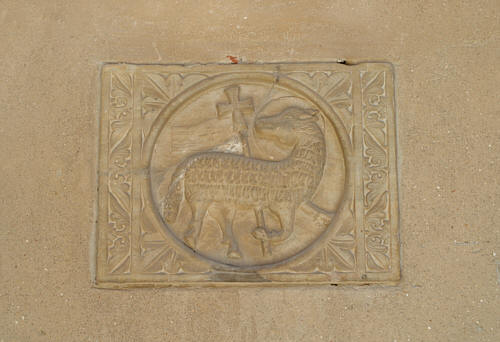 Stary symbol chrześcijański na murze