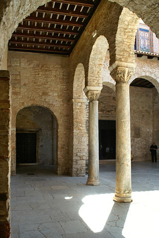 Arkady atrium  z bizantyjskimi kapitelami