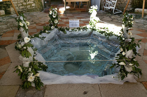 Oryginalny wczesnochrześcijański basen chrzcielny