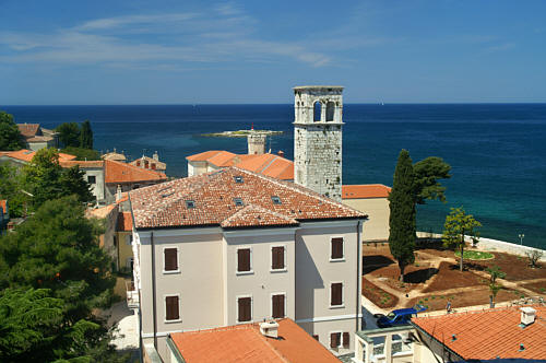 Widok z dzwonnicy na miasto i Adriatyk