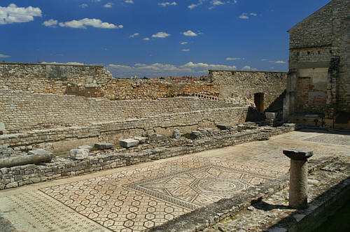 Słynne mozaiki z III-IV w. w pałacu biskupów koło bazyliki 