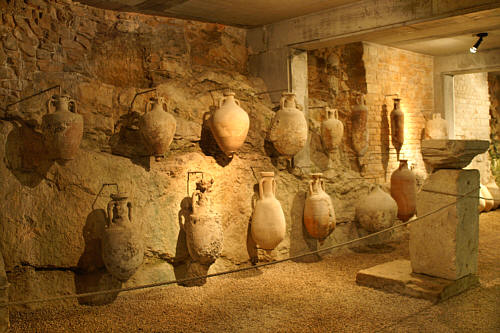 Starożytne amfory w pomieszczeniu podziemnym