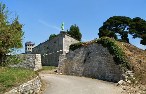 Droga do zamku z XIII wieku zamienionego  w XVI wieku i później na nowożytną twierdzę - fort