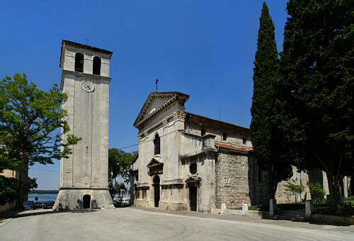 Katedra z XV wieku. Pierwotnie stała tu światynia Jowisza, a potem pierwsza bazylika chrześcijańska z IV wieku