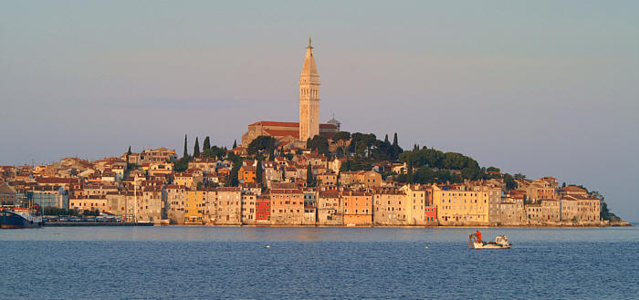 Malownicze miasto na Istrii, dawniej wyspa 
