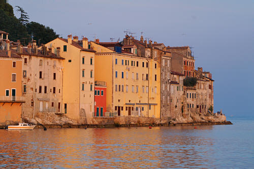 Malownicze kamienice nad brzegiem Adriatyku