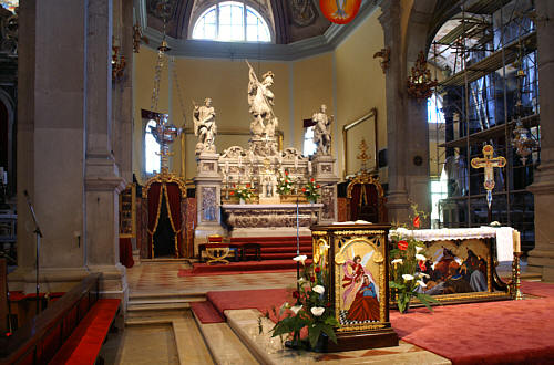 Wnętrze katedry, po prawej remontowana część z grobem św. Eufemii (zginęła męczeńską śmiercią w IV w.