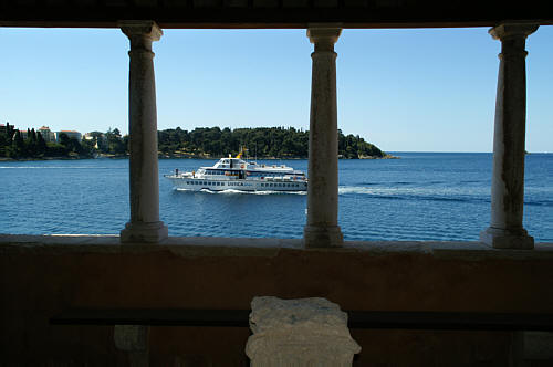 Widok na Adriatyk zza kościółka Matki Boskiej Łaskawej