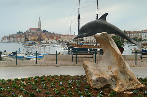 Pomnik delfina i dawna wyspa ze starym miastem
