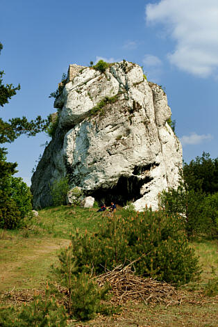 Ruiny średniowiecznej strażnicy królewskiej na skale. Widok od zachodu, mur po lewej