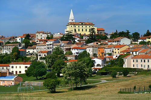 Vrsar - Panorama miasta z szosy