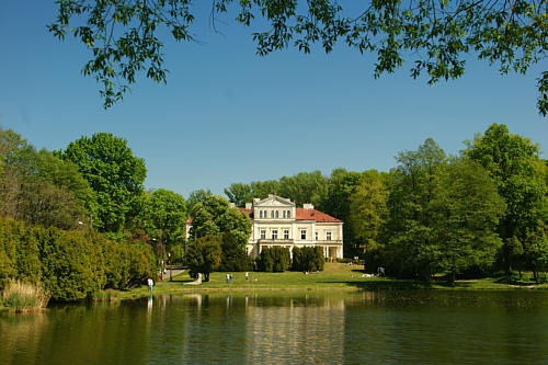 Klasycystyczny pałac Raczyńskich z 1856 r. w otoczeniu parku ze stawami