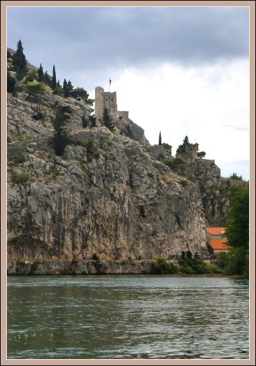 Widok na zamek Mirabella z Cetiny