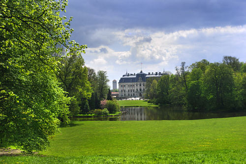 Widok z parku na pałac