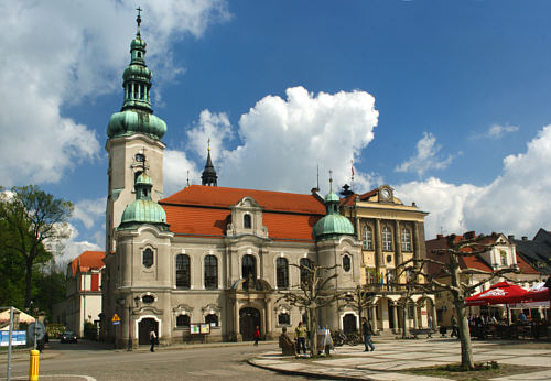 Rynek  z protestanckim Kościołem Ewangelicko-Augsburskim i ratuszem po prawej
