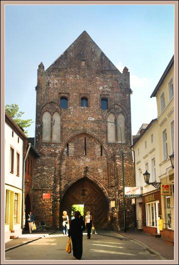 Zbudowana w XIV w., jedyna zachowana z 3 bram miejskich