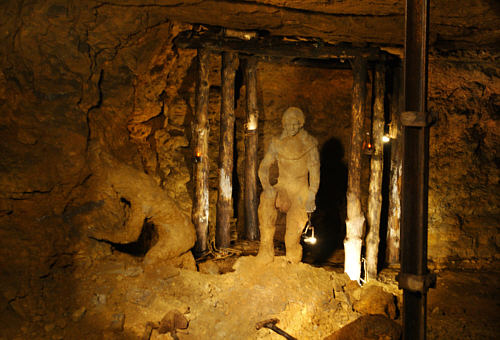 Figury gwarków pracujących w kopalni