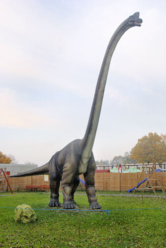 Wielki brachiozaur w parku dinozaurów w Ustroniu