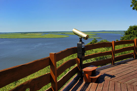 Taras widokowy z lunetę na wsteczną deltę Świny