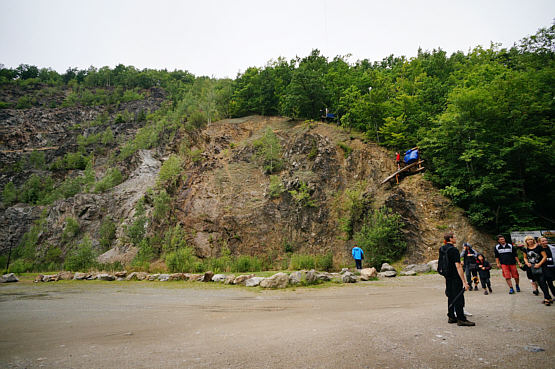 Kamieniołom, na którym jest utworzony największy w Polsce park linowy